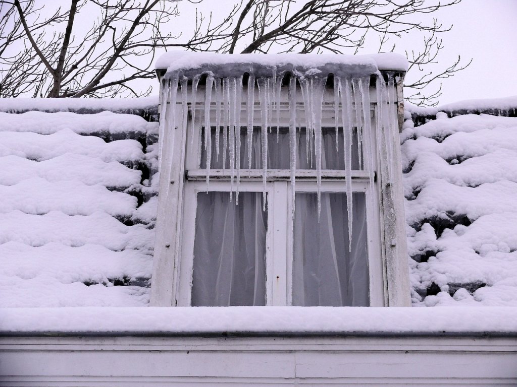 Zamarznięte okno zimą nadaje się do ochrony folią bąbelkową
