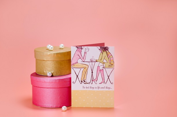 Złote i różowe pudełko ozdobne i kartka z życzeniami