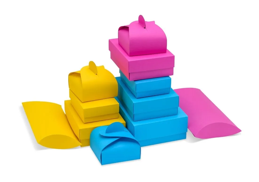 Kolorowe pudełka z papieru