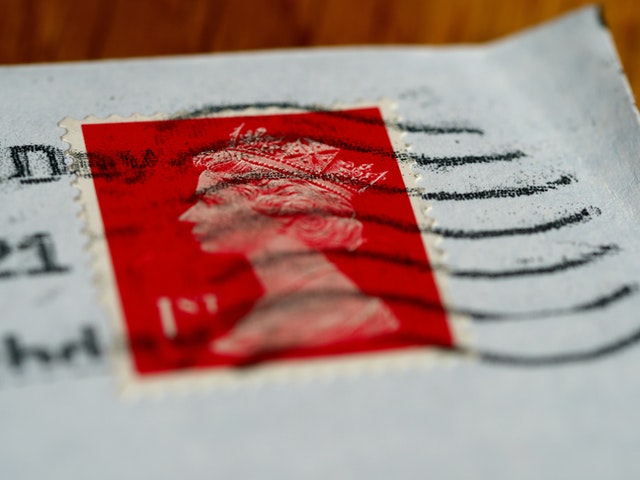 Czerwony znaczek pocztowy
