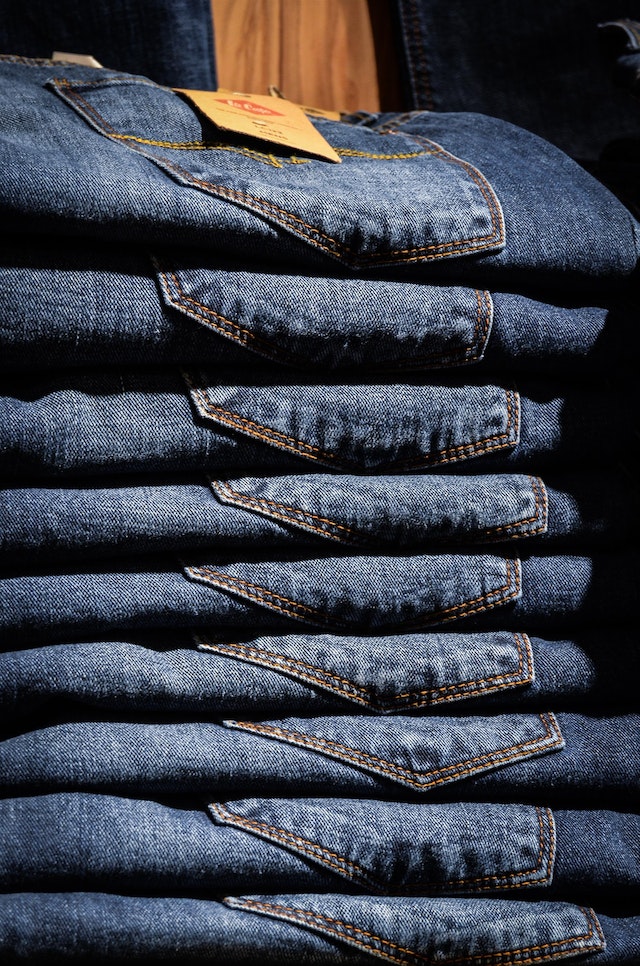 Złożony stos jeansów.