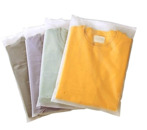 woreczek-na-ubrania-szczelny-matowy-na-suwak