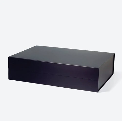 Duże czarne pudełko magnetyczne XXL Medium 600×440×152 mm z połowiczną klapą magnetyczną i matową powłoką odporną na zarysowania.