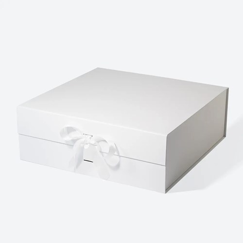 Eleganckie białe pudełko magnetyczne 350×350×125 mm z ozdobną wstążką