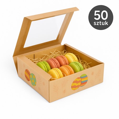 Stos 50 pudełek w kartonie zbiorczym + kilka złożonych obok; okienka skierowane do kamery, pastelowe rekwizyty świąteczne.