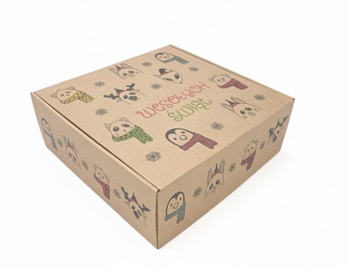 Kraftowy karton świąteczny z nadrukiem zwierzątek i napisem „Wesołych Świąt”.