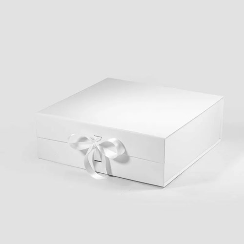 Eleganckie białe pudełko magnetyczne 330×330×115 mm z ozdobną wstążką