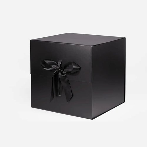 pudelko-magnetyczne-ma-kostka-czarne-z-wstazka-305x305x305.jpg