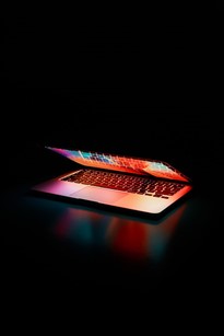 Jak bezpiecznie przygotować laptopa do wysyłki?