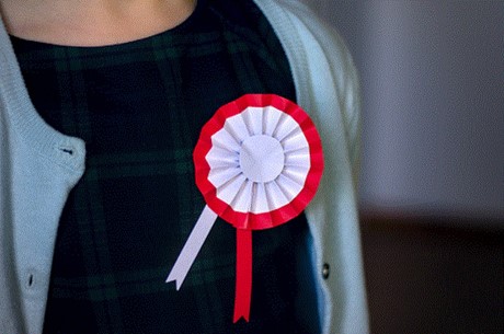 Jak zrobić kotylion? Poznaj 3 sposoby na ozdobę DIY