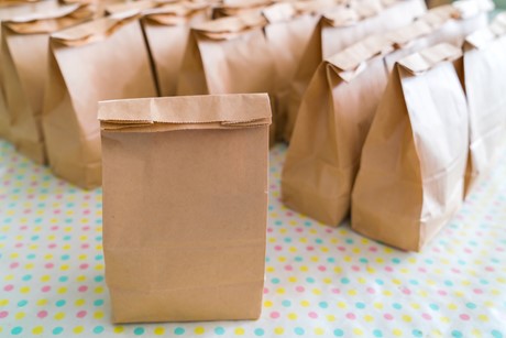 Jak wygląda produkcja torebek papierowych kraft?