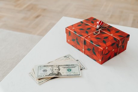 Najlepsze pomysły jak zapakować pieniądze na prezent 💵