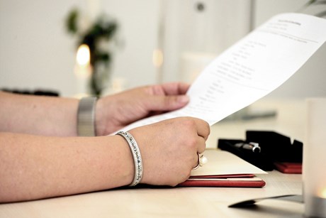 Jak przygotować dokumenty urzędowe i sądowe do wysyłki?