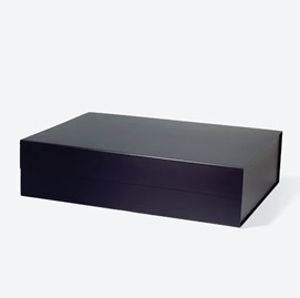 Duże czarne pudełko magnetyczne XXL Medium 600×440×152 mm z połowiczną klapą magnetyczną i matową powłoką odporną na zarysowania.