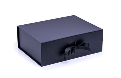 Czarne pudełko magnetyczne A4 330x255x115 mm z wstążką do zestawów premium.