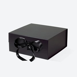Czarne pudełko magnetyczne 255×255×115 mm z satynową wstążką
