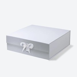 Białe pudełko magnetyczne 305×305×102 mm z satynową wstążką