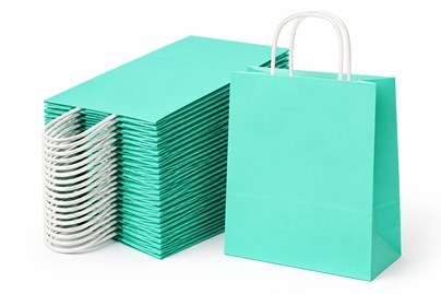 50 ozdobnych toreb papierowych w pastelowym jasnozielonym kolorze, wymiary 240 × 100 × 320 mm, uchwyt skręcany i dno klockowe