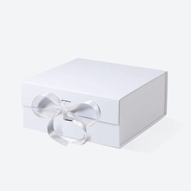 Białe pudełko magnetyczne 255×255×115 mm z satynową wstążką