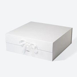 Eleganckie białe pudełko magnetyczne 350×350×125 mm z ozdobną wstążką