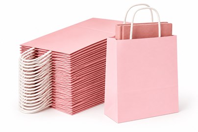 50 ozdobnych torebek papierowych w pastelowym jasnoróżowym kolorze, wymiary 240 × 100 × 320 mm, uchwyty skręcane i dno klockowe