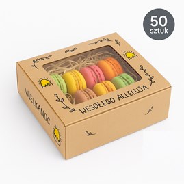 50 pudełek ustawionych warstwowo; część z wypełnieniem (słodycze/mini zestawy), jasne, wiosenne tło.