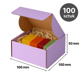 Duża ekspozycja 100 pudełek ułożonych warstwowo; jedno zbliżenie na krawędź barwionej tektury.