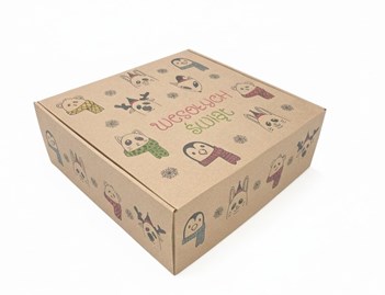 Kraftowy karton świąteczny z nadrukiem zwierzątek i napisem „Wesołych Świąt”.