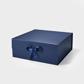 Duże granatowe pudełko magnetyczne premium ze wstążką 380×380×150 mm