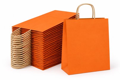 100 pomarańczowych torebek papierowych prezentowych A4 o wymiarach 240 × 100 × 320 mm i pojemności 7,5 l, z uchwytami z papierowych sznurków oraz dnem