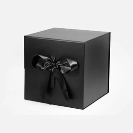 Duże czarne pudełko magnetyczne 280×280×280 mm z satynową wstążką
