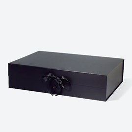 Czarne pudełko magnetyczne XXL Medium 600×440×152 mm z wymienną satynową wstążką, matową powłoką anti-scratch i zamknięciem magnetycznym z połowiczną 