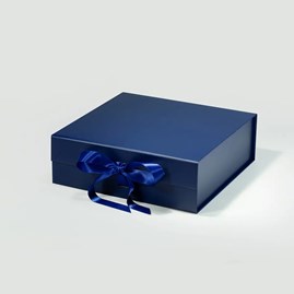 granatowe-kwadratowe-pudelko-magnetyczne-a5-wstazka.jpg