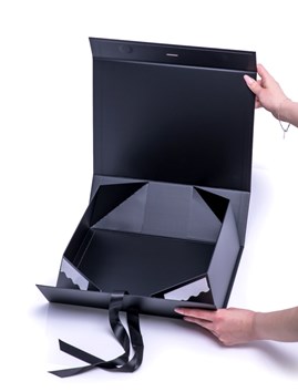 Czarne pudełko magnetyczne A4 330x255x115 mm z wstążką do zestawów premium.