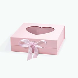 rozowe-pudelko-magnetyczne-a5-z-wstazka-okienko-serduszko-235x235x80.jpg