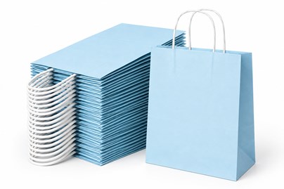 25 ozdobnych toreb papierowych w pastelowym jasnoniebieskim kolorze, wymiary 240 × 100 × 320 mm, uchwyty skręcane i dno klockowe