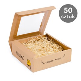 Zdjęcie zbiorcze 50 kartonów Alleluja w kartonie zbiorczym lub ustawionych na półce, w tle elementy wielkanocne