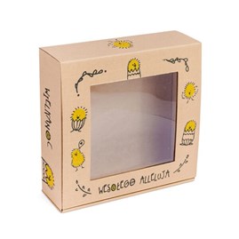 Zdjęcie zbiorcze 50 kartonów Alleluja w kartonie zbiorczym lub ustawionych na półce, w tle elementy wielkanocne