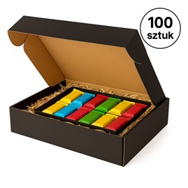 Zbiorcze ujęcie 100 pudełek ustawionych w kilku rzędach, część rozłożona.