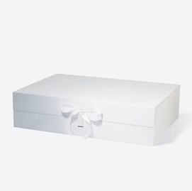 Białe pudełko magnetyczne XXL Medium 600×440×152 mm z wymienną satynową wstążką i zamknięciem magnetycznym z połowiczną klapą.