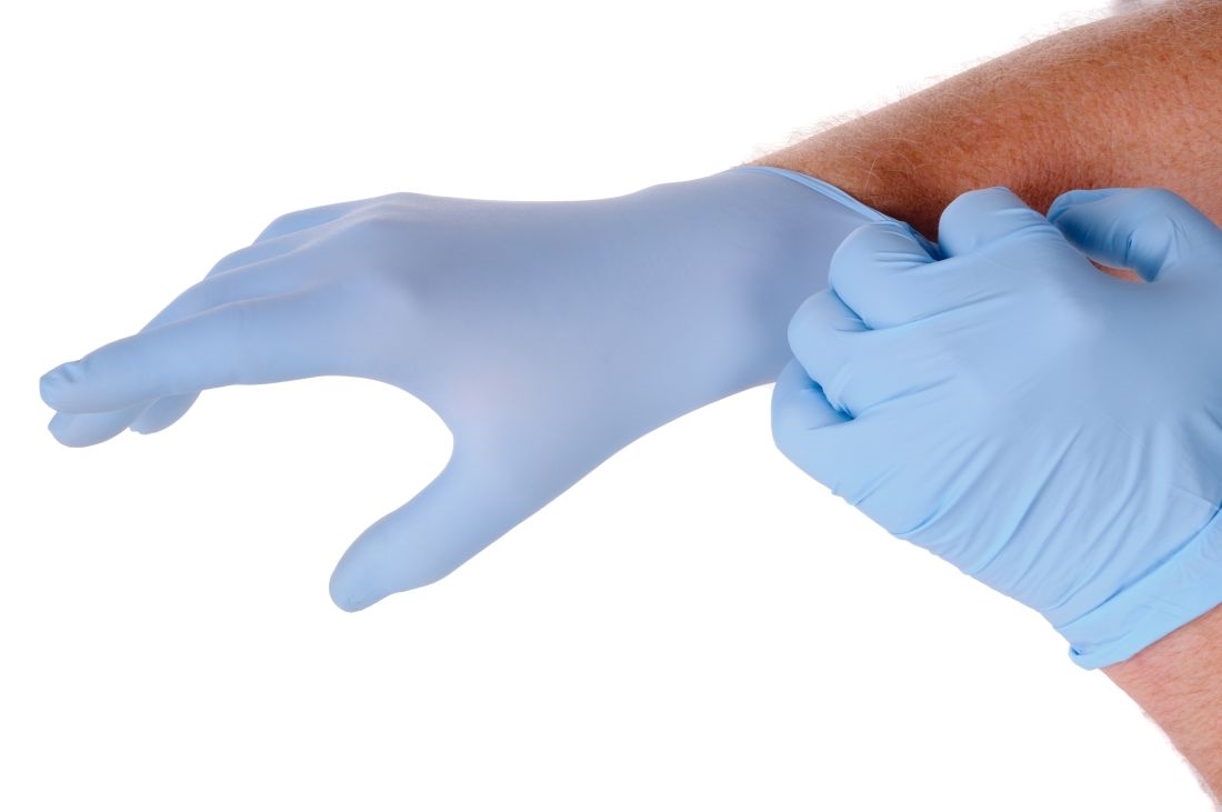 niebieskie rękawice ochronne do pracy na magazynie